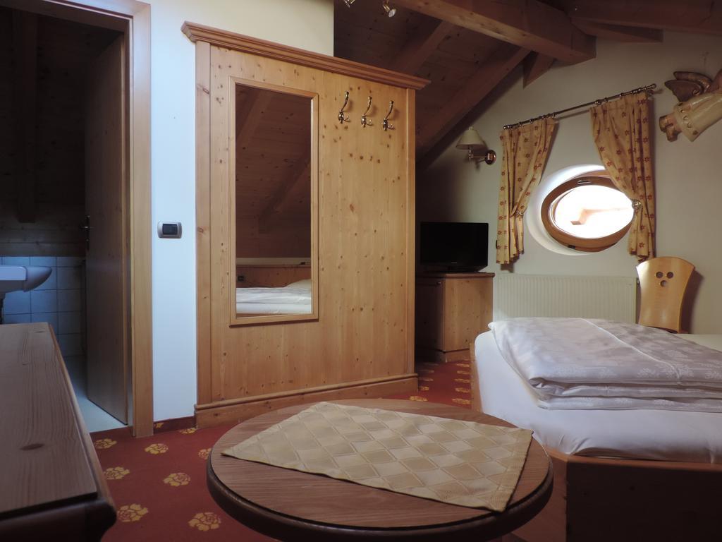 Hotel Flora Selva di Val Gardena Rom bilde